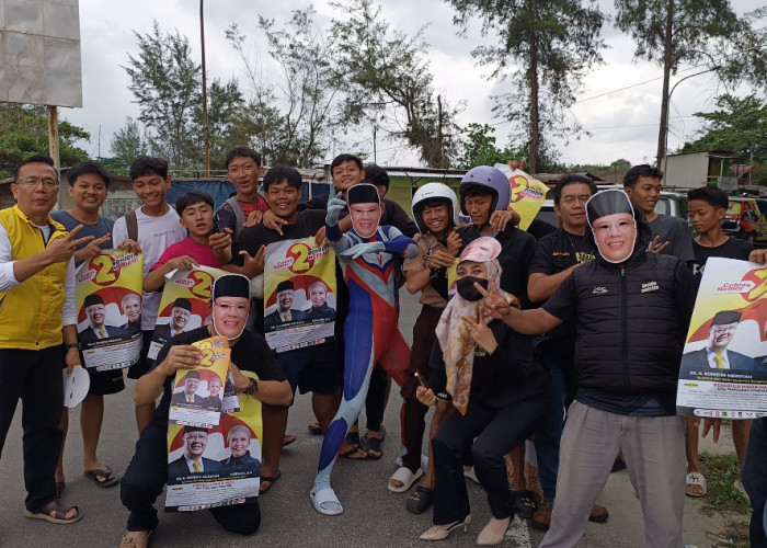 Pemuda di Kota Bengkulu Cosplay Topeng Rohidin, Suarakan Dukungan dan Harapan untuk Perubahan 