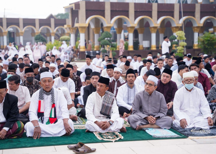 Berlangsung Penuh Kekhusyukan, Wagub Mian dan Ribuan Jemaah Padati Salat Iduladha di Masjid Raya Baitul Izzah