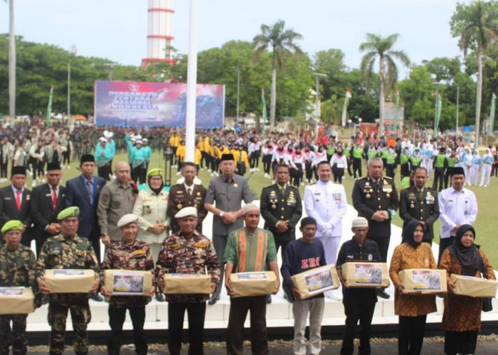 Korem 041/Garuda Emas Bengkulu Bagikan Sembako ke Purnawirawan dan Senam Massal di HUT ke-79 TNI