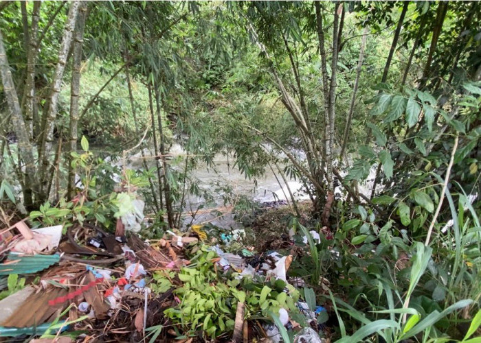 Warga Resah, DLH Kepahiang Diduga Buang Sampah ke Sungai Musi