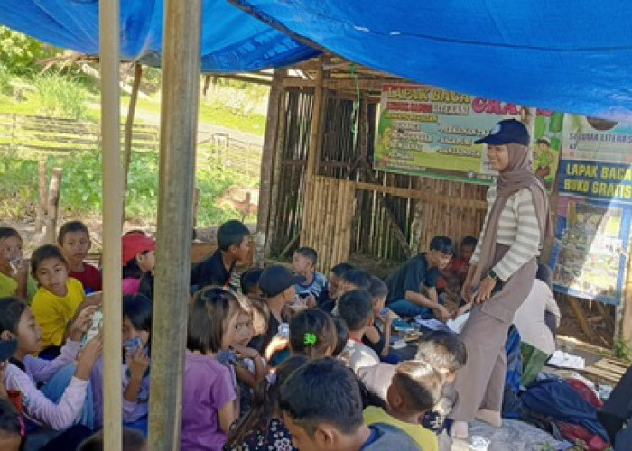 Bangkitkan Minat Baca, Penggiat Literasi di Seluma Buka Lapak Baca Buku Gratis