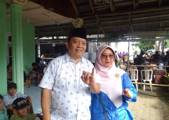 Datang Bersama Istri, Wabup Seluma Salurkan Hak Pilih di TPS 01 Kelurahan Sukaraja