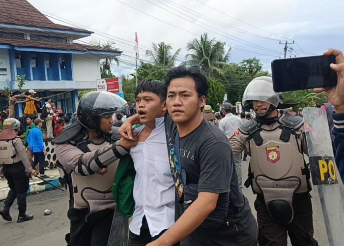Diduga Provokator, 4 Orang Diamankan Saat Demo Tolak UU Ciptaker di DPRD Provinsi Bengkulu