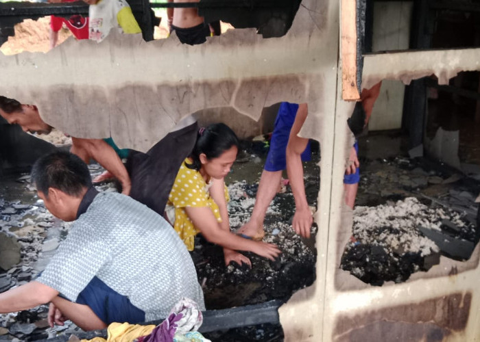 Diduga Korsleting Listrik, Rumah Milik Warga Dusun Tengah Habis Dilalap Si Jago Merah