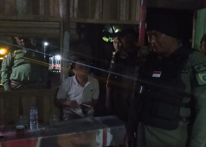 Satpol PP Sisir Warem di Pantai Panjang, Tuak dan Minuman Alkohol Disita Lalu Dimusnahkan