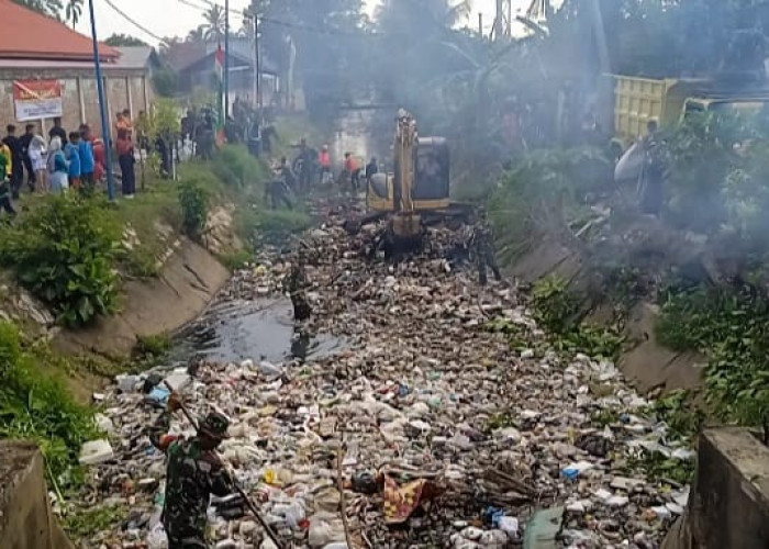 Karya Bakti TNI, Kodim 0407 Kota Bengkulu Bersihkan Sampah di Drainase dan Tanam Pohon