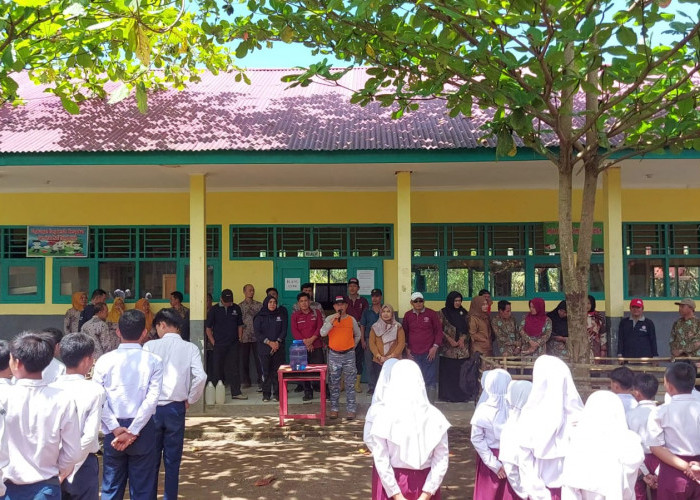 HUT ke 77, PGRI dan Dispendikbud Bengkulu Tengah Kunjungi Sekolah Terpencil 