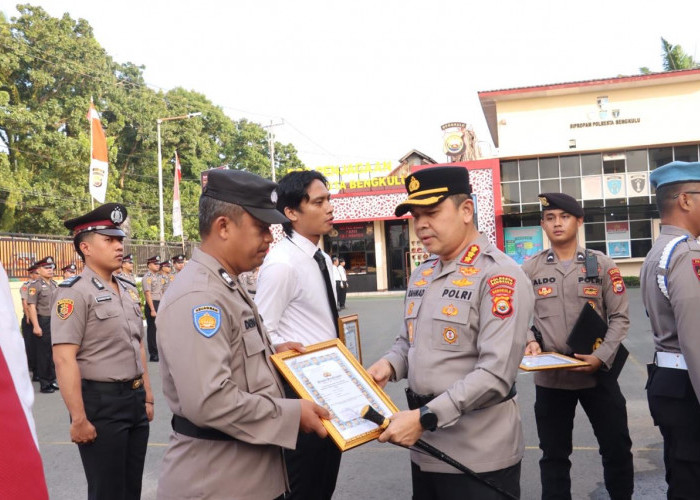 49 Personel Polresta Bengkulu Resmi Naik Pangkat, Kapolresta Beri Reward 18 Anggota Berprestasi
