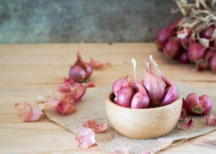 10 Efek Samping Konsumsi Bawang Merah Mentah Berlebihan, Salah Satunya Bau Mulut