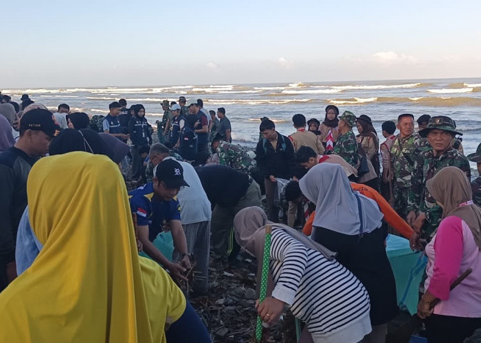 Gelar Gerakan Radin Inten Asri, 500 Warga Bersihkan Pantai Pasar Bawah Bengkulu Selatan