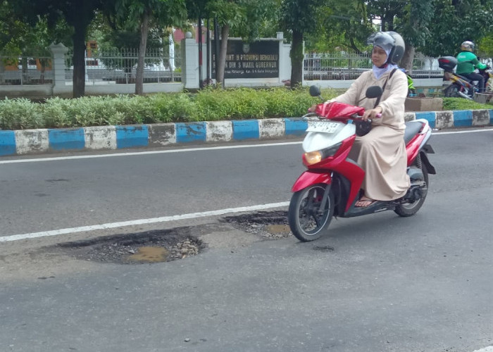 Ironi Jalan Berlubang di Depan Rumah Dinas Wagub Bengkulu, Pengendara Mengeluh