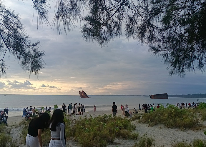 Kapal Tongkang yang Terdampar Jadi Spot Foto Viral di Kota Bengkulu