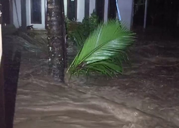 BREAKING NEWS: Sungai Rindu Hati Meluap, Puluhan Rumah Warga Terendam Banjir