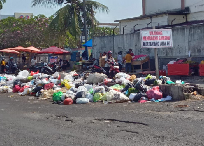 Jalan Dua Jalur Menuju PTM Kota Bengkulu Dipenuhi Tumpukan Sampah