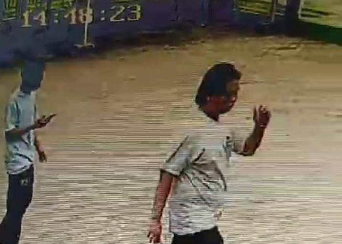 Terekam CCTV, Dua Pemuda Nekat Curi Kotak Amal Masjid Al-Amin Kota Bengkulu