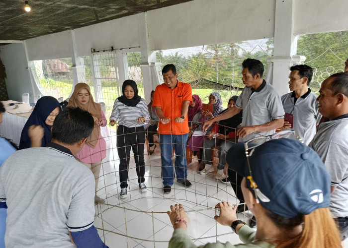 Sujono Bagikan Ribuan Bibit Lele kepada Kelompok Tani di Bengkulu Utara