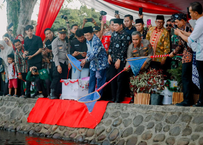 Implementasi Ekoteologi: Menag Nasaruddin Umar Lepas Benih Ikan dan Burung di Danau Dendam Tak Sudah