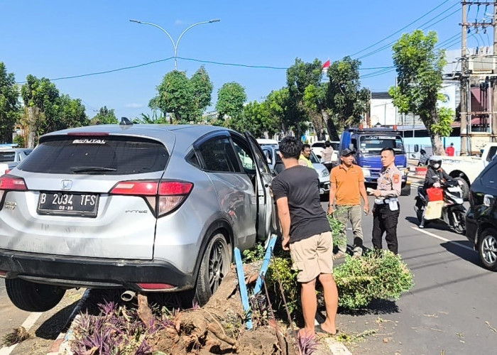 Diduga Sopir Mengantuk dan Lelah, Mobil Honda HR-V Tabrak Pembatas Jalan di Padang Jati