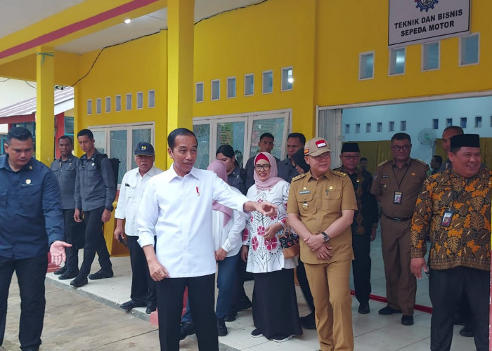 Kunjungi SMKN 2 Bengkulu Tengah, Presiden Jokowi Beri Bantuan Mobil dan Motor Listrik
