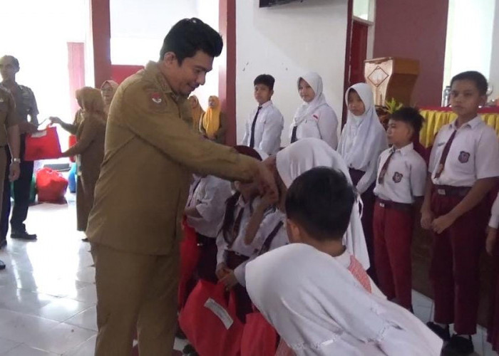 Ringankan Beban Orang Tua, Pemkab Bengkulu Utara Bagikan Ribuan Stel Seragam Gratis