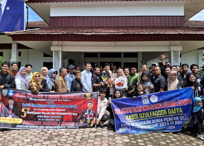 Juara Dunia Pencak Silat Harumkan Nama Bengkulu dan Indonesia, Habib Daffa Disambut Hangat di Bandara