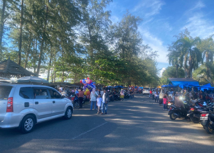 Pantai Pasar Bawah Mulai Ramai, Tiket Masuk Berlaku Saat Lebaran untuk Optimalkan Layanan Wisata