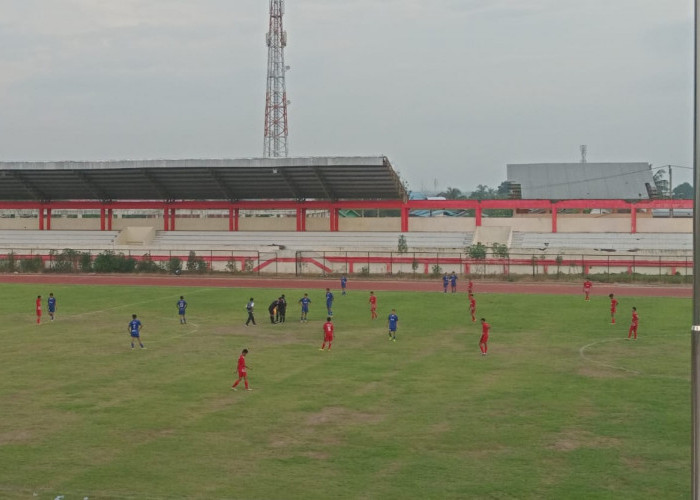 Wasit Sempat Tersungkur di Lapangan, Laga Sepak Bola Bengkulu Selatan vs Benteng Berakhir Imbang 0-0