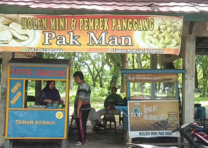 Pempek Panggang Pak Man, Bertahan 30 Tahun di Taman Remaja yang Terbengkalai