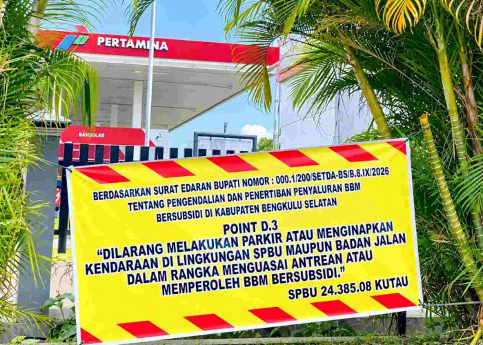 Pasca Sidak Bupati, SPBU Kutau Pasang Larangan Kendaraan Menginap demi Antrean BBM
