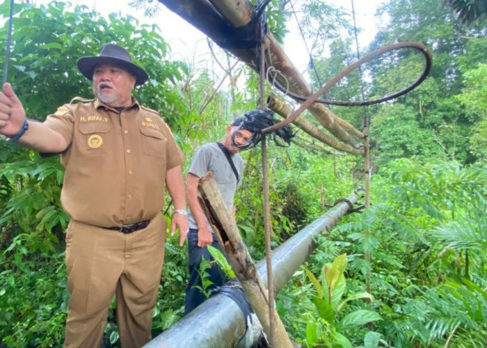 Luruskan Video Viral di Batu Ampar, Bupati Rifai: Itu Lintasan Pipa PDAM, Bukan Jembatan