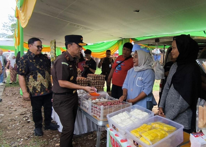 Ringankan Beban Warga Jelang Ramadan, Kejati Bengkulu Gelar Bazar Sembako Murah di Pantai Panjang