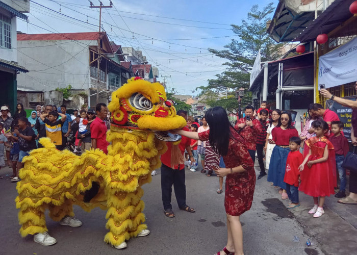 Rayakan Tahun Baru Imlek 2025, Masyarakat Antusias Saksikan Atraksi Barongsai di Kampung Cina