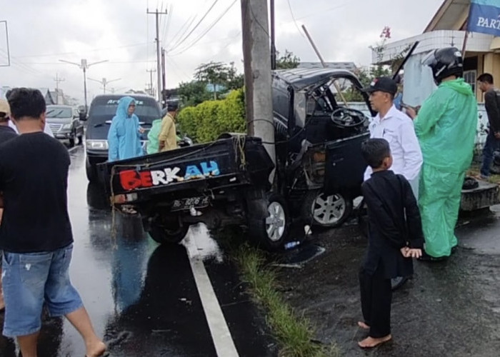 Pickup Hantam Tiang Listrik di Kepahiang, 1 Penumpang Bayi Dilarikan ke RS