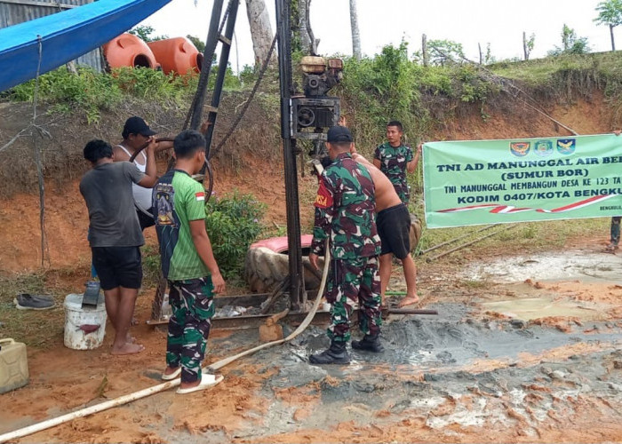 Tim Satgas TMMD 123 Kodim 0407 Kota Bengkulu dan Masyarakat Kebut Pembuatan Sumur Bor