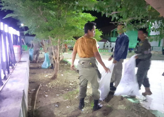 Duh! Sampah Kulit Durian Berserakan di Alun-alun Tais, Ini Peringatan Untuk Pedagang