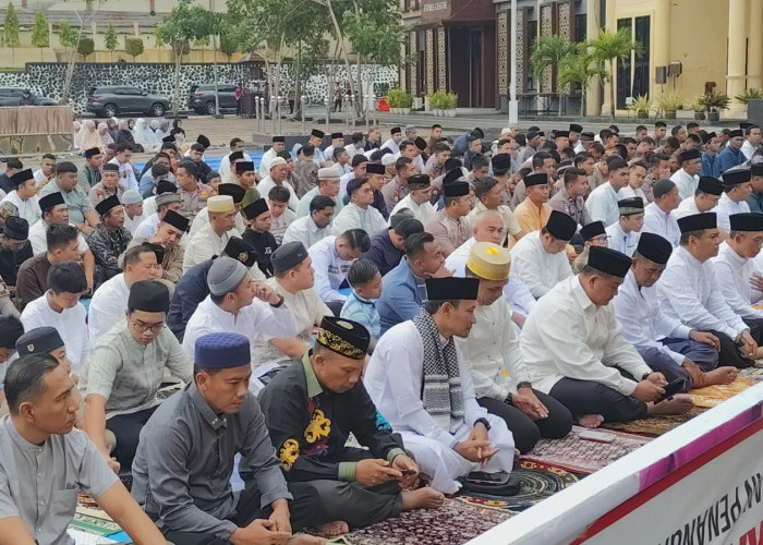 Salat Iduladha di Mapolda Bengkulu Berlangsung Khidmat, Jemaah Diajak Perkuat Keikhlasan
