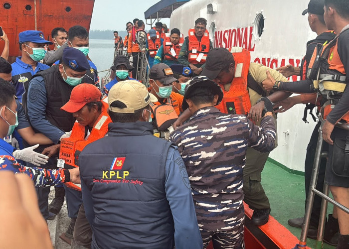 Dramatis! 26 Kru KM Prima Sentosa Dievakuasi Usai Kapal Terbakar di Perairan Bengkulu