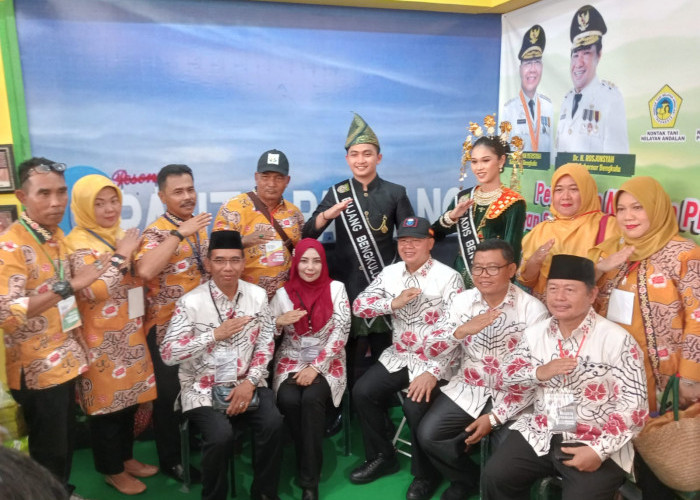 Gubernur Bengkulu Cicipi Durian dan Sirup di Pameran