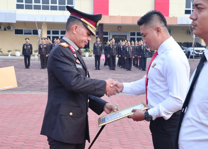 Berprestasi di Bidang Olahraga, Brigpol Hade Guntur Terima Penghargaan dari Kapolda Bengkulu