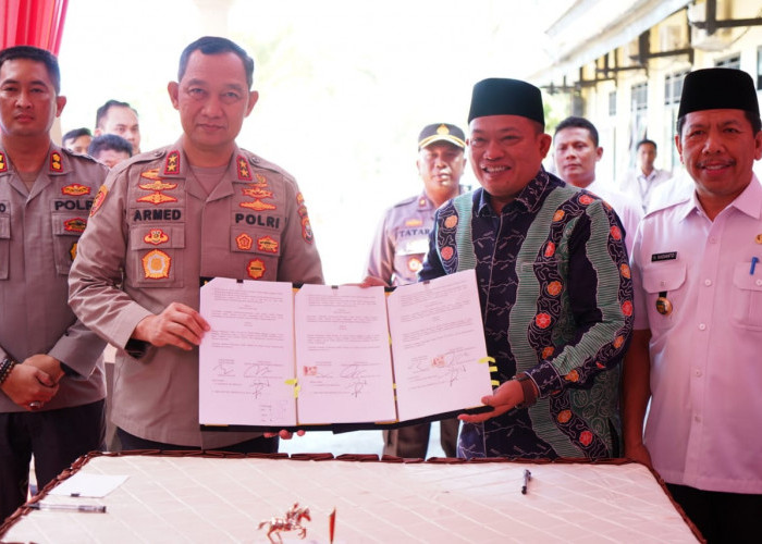 Bupati Seluma Serahkan Sertifikat Tanah Pembangunan Resimen Brimob ke Kapolda Bengkulu
