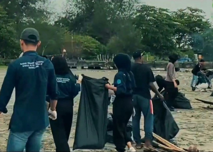 Peringati Hari Bumi, 150 Aktivis Lingkungan dan Mahasiswa Bengkulu Kompak Bersihkan Pantai Zakat