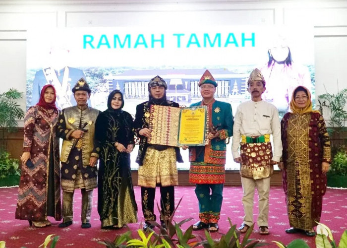 Gubernur Bengkulu Terima Gelar Bangsawan dari Kesultanan Palembang Darussalam