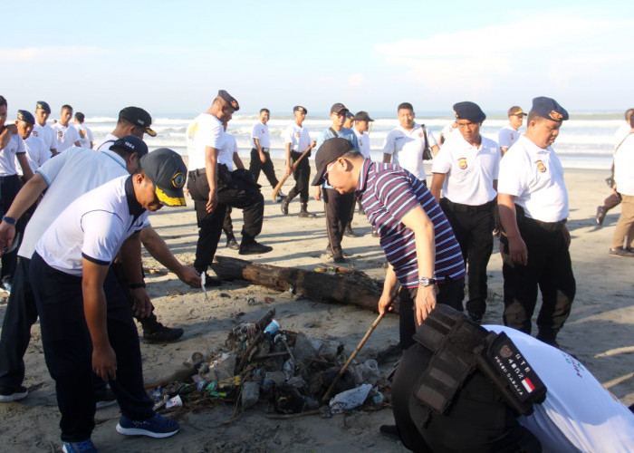 HUT ke-77 Bhayangkara, TNI-Polri dan ASN Bengkulu Bersih-bersih Pantai Panjang