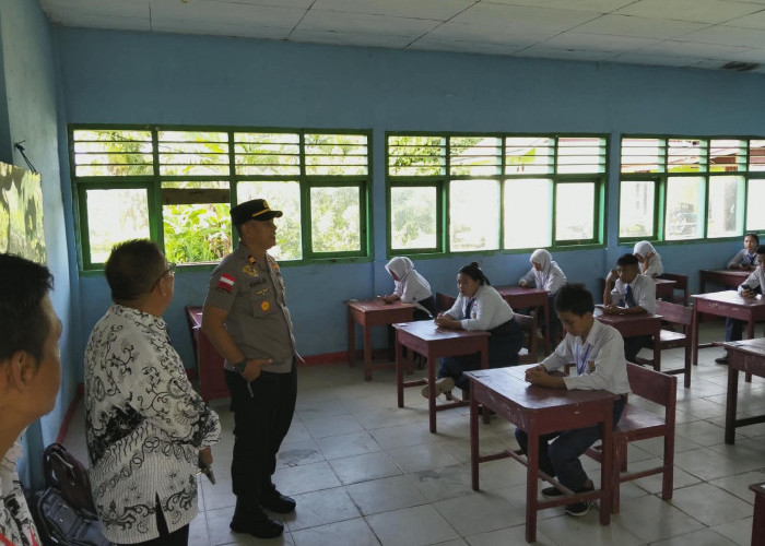 Sambangi SMPN 017 Bengkulu Utara, Kapolsek Enggano Beri Motivasi Siswa yang Tengah Ujian