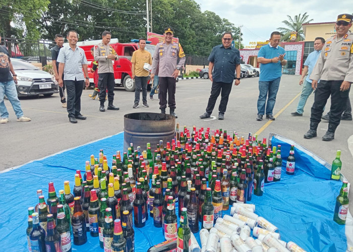 Hasil Ops Pekat Nala II, Polresta Bengkulu Musnahkan Ribuan Botol Miras dan 6 Kilogram Ganja Kering Siap Edar