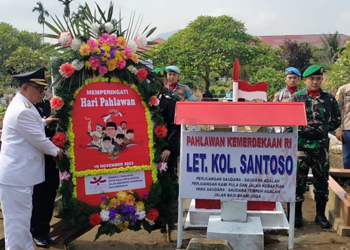 Usai Upacara, Bupati Kepahiang Ziarah dan Tabur Bunga di Taman Makam Pahlawan Letkol Santoso