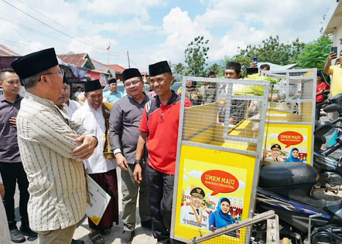 Gubernur Salurkan Bantuan Pembangunan Masjid dan Gerobak Sayur, untuk Masyarakat di Rejang Lebong 