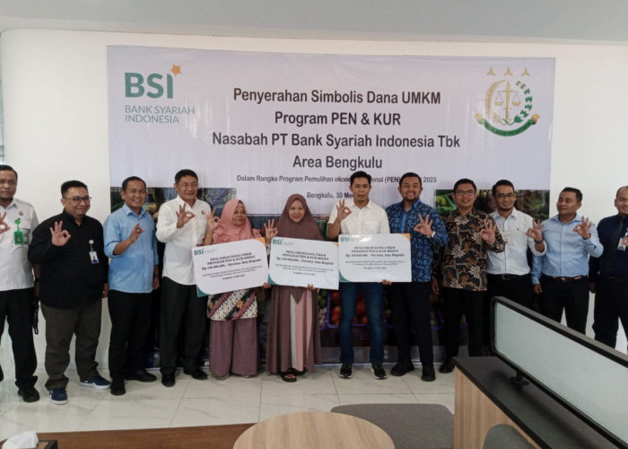 BSI Serahkan Bantuan Dana UMKM Program PEN dan KUR di Bengkulu