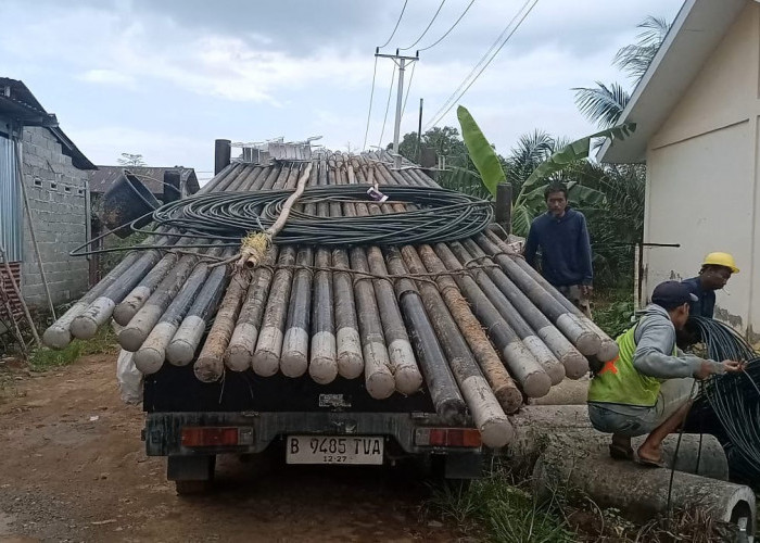 Puluhan Tiang dan Kabel Internet Dipasang Tanpa Izin di Pemukiman Warga Kandang Limun