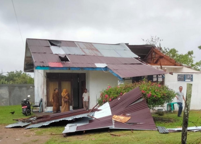 Badai Kencang, Porak-porandakan Atap Rumah Dinas yang Ditempati Dokter 